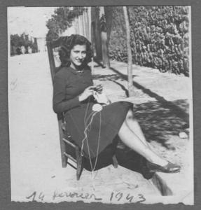 FAMILLE  MAMAN TRICOTTANT RUE DE LIEGE